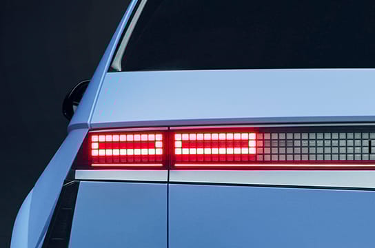 ไฟท้ายแบบ LED ช่วยเพิ่มความปลอดภัย และประหยัดพลังงาน ให้ความสว่างคมชัดยิ่งขึ้นในยามค่ำคืน